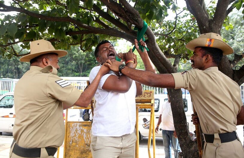 دیدنی های امروز؛ از خنثی کردن بمب جنگ جهانی دوم تا جشن میلاد نبی اسلام (ص) افسران پلیس هند