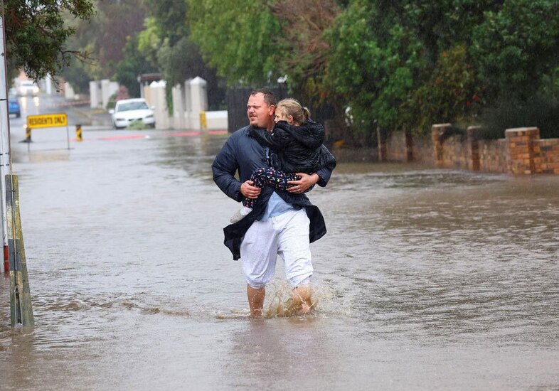 دیدنی های امروز؛ از خنثی کردن بمب جنگ جهانی دوم تا جشن میلاد نبی اسلام (ص) سیل در آفریقای جنوبی