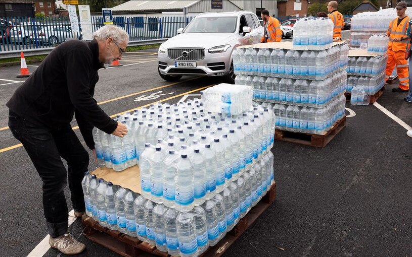 ایستگاه توزیع بطری آب معدنی در شهر رای انگلیس در پی قطع آب شهری