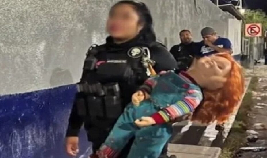 پلیس مکزیک یک عروسک را به همراه صاحبش دستبند زد/ عکس پلیس مکزیک عروسک