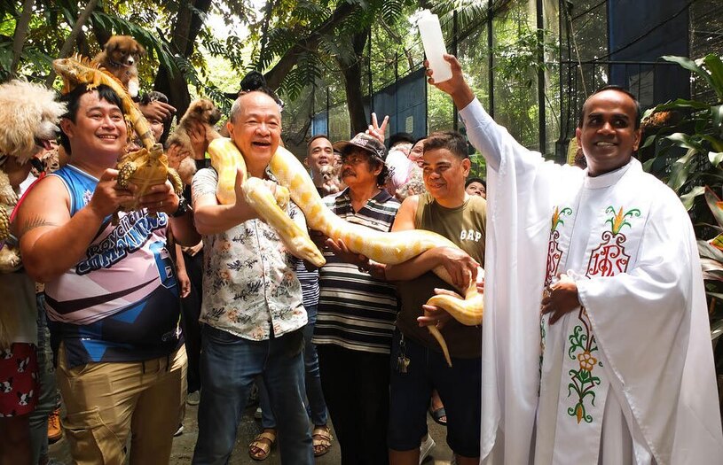 مراسم آیینی متبرک ساختن حیوانات در باغ وحشی در فیلیپین