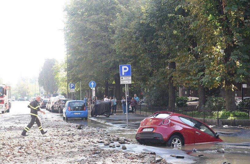 نشت آب در اثر شکستن لوله اصلی انتقال آب در شهر میلان ایتالیا