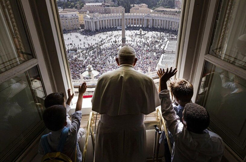 کودکانی از 5 قاره در کنار پاپ فرانسیس 