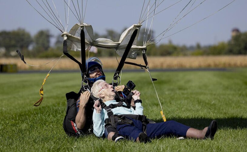 پرش با چتر زن 104 ساله آمریکایی