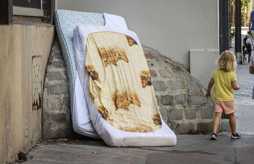 بیرون انداختن یک تشک آلوده به ساس در شهر پاریس