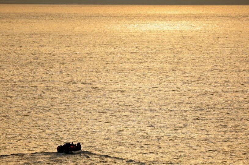 قایق حامل پناهجویان در مسیر کانال دریایی بین فرانسه و انگلیس