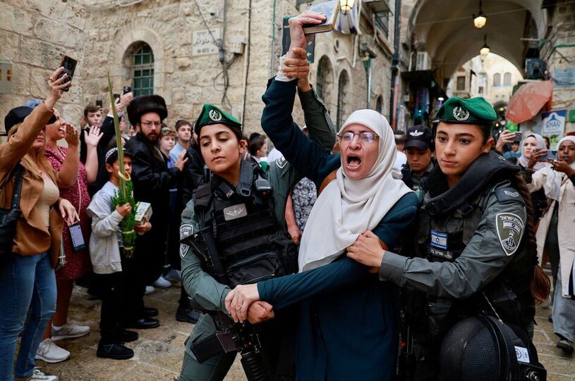 دستگیری یک معترض فلسطینی از سوی نیروهای امنیتی اسراییل در شهر قدس