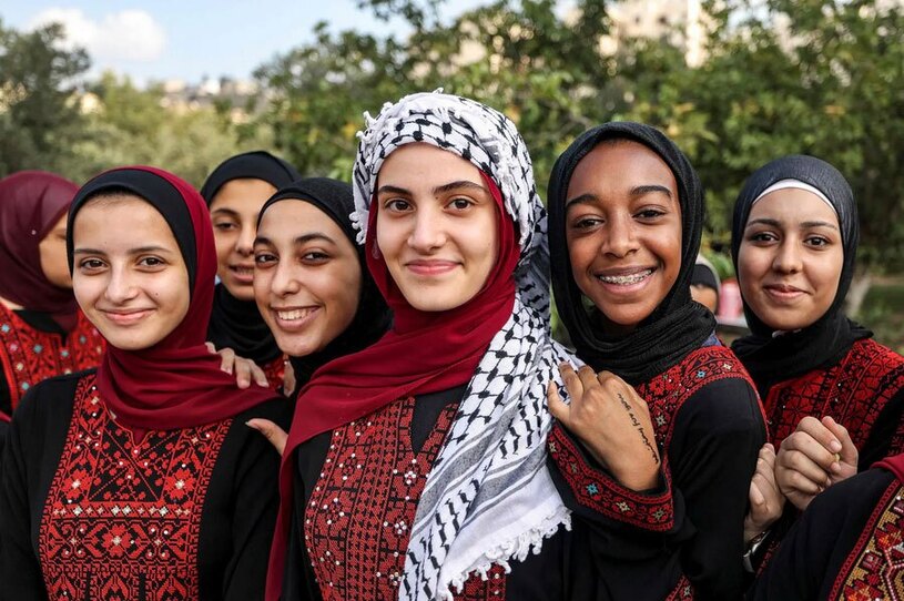 دختران فلسطینی در جشنواره برداشت محصول زیتون در نوار غزه