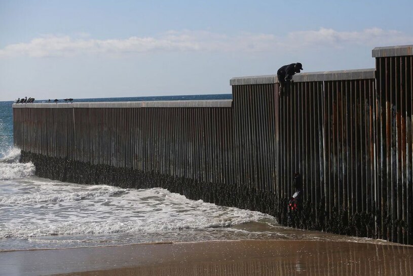 دیدنی های امروز؛ از دلفین های تلف شده برزیل تا کنفرانس سالانه حزب محافظه کار انگلیس یک پناهجو در حال عبور از مانع مرزی بین مکزیک و ایالات متحده آمریکا