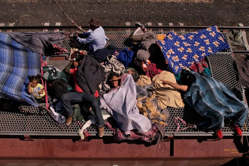 دیدنی های امروز؛ از دلفین های تلف شده برزیل تا کنفرانس سالانه حزب محافظه کار انگلیس پناهجویان عازم مرز ایالات متحده آمریکا سوار بر سقف یک قطار باری