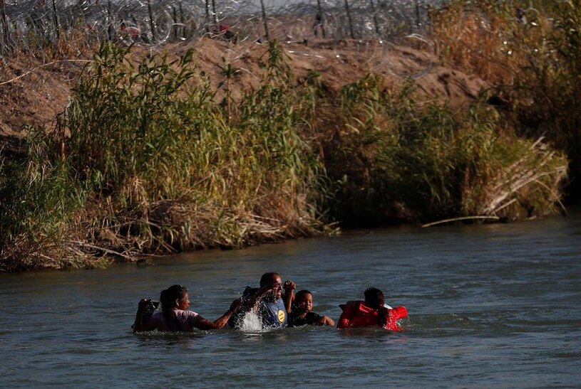 دیدنی های امروز؛ از عملیات بزرگ طوفان الاقصی تا اعتراضات فعالان محیط زیستی عبور پناهجویان از رود مرزی ریوگرانده