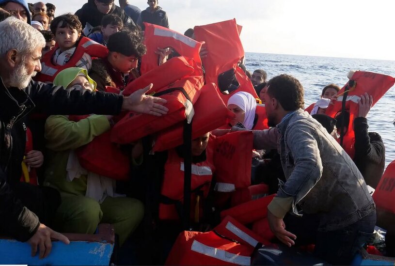 دیدنی های امروز؛ از عملیات بزرگ طوفان الاقصی تا اعتراضات فعالان محیط زیستی توزیع جلیقه نجات بین پناهجویان عازم اروپا