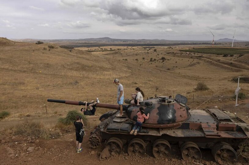 دیدنی های امروز؛ از عملیات بزرگ طوفان الاقصی تا اعتراضات فعالان محیط زیستی تانک سوری آسیب دیده از جنگ اعراب و اسرائیل