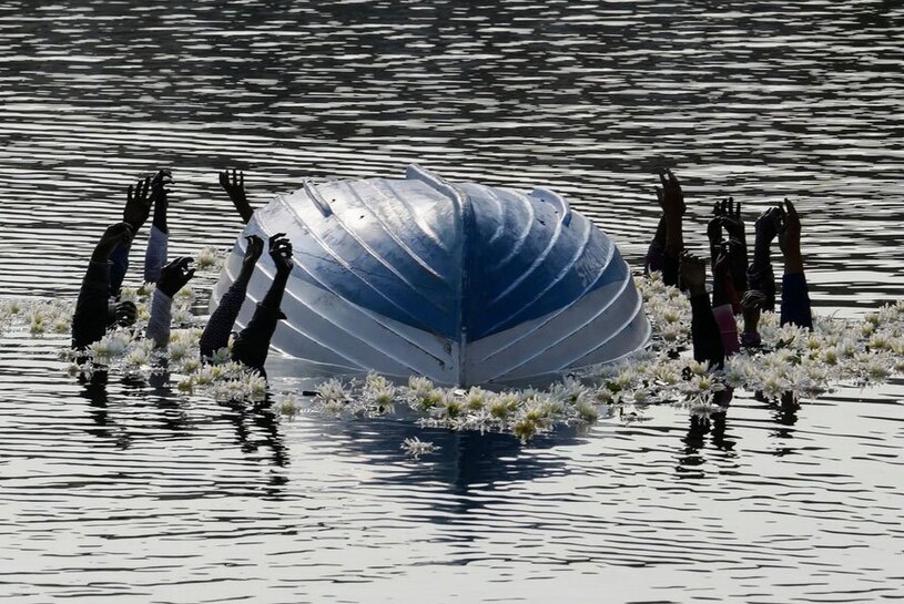 دیدنی های امروز؛ از عملیات بزرگ طوفان الاقصی تا اعتراضات فعالان محیط زیستی نصب یک اثر هنری در کانالی در میلان ایتالیا در دهمین سالگرد یک فاجعه