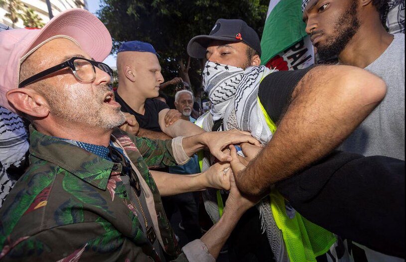 ایجاد مزاحمت طرفداران اسراییل برای تظاهرات کنندگان حامی فلسطین در شهر لس آنجلس آمریکا