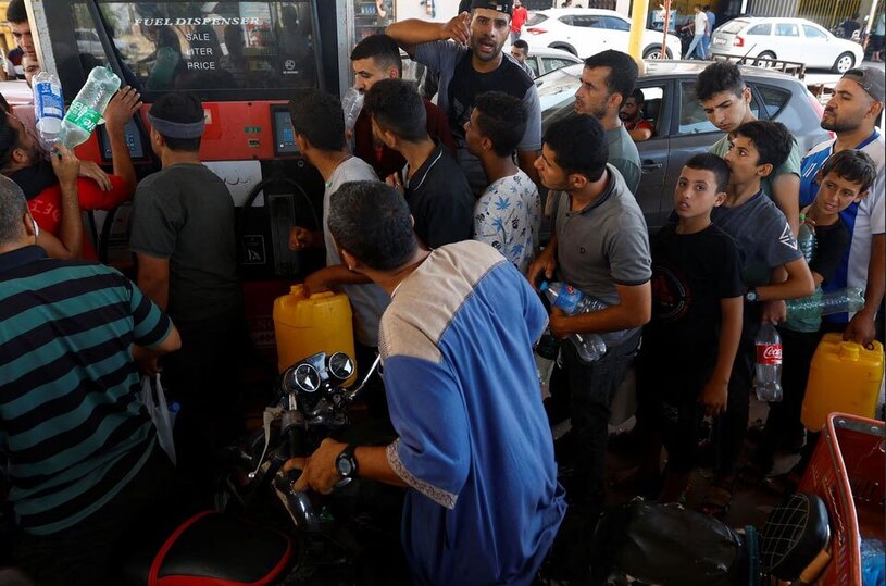 دیدنی های امروز؛ شرایط زندگی مردم مقاوم غزه 10 روز پس از بمباران اسراییل صف یک پمپ بنزین در شهر خان یونس در جنوب نوار غزه