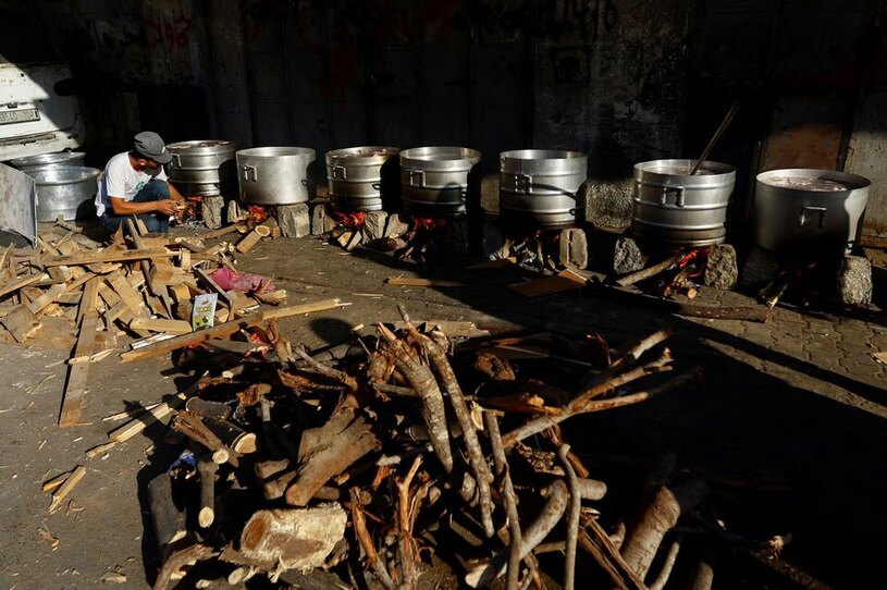 دیدنی های امروز؛ شرایط زندگی مردم مقاوم غزه 10 روز پس از بمباران اسراییل پخت غذا با هیزم برای آوارگان جنگی