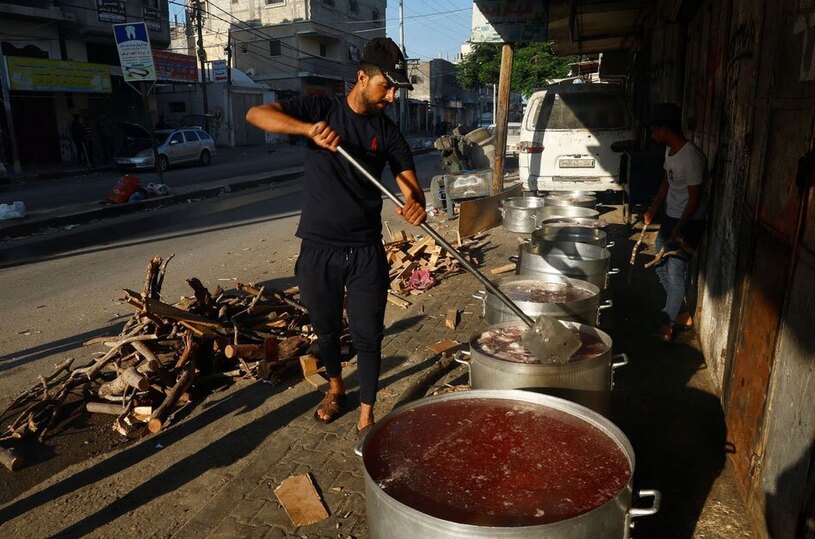 دیدنی های امروز؛ شرایط زندگی مردم مقاوم غزه 10 روز پس از بمباران اسراییل پخت غذا با هیزم برای آوارگان جنگی