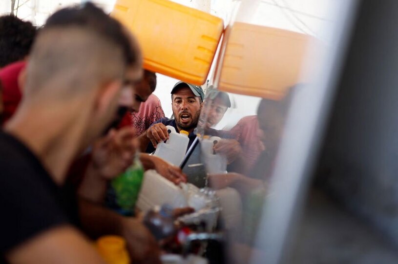 دیدنی های امروز؛ شرایط زندگی مردم مقاوم غزه 10 روز پس از بمباران اسراییل صف دریافت آب در جنوب نوار غزه