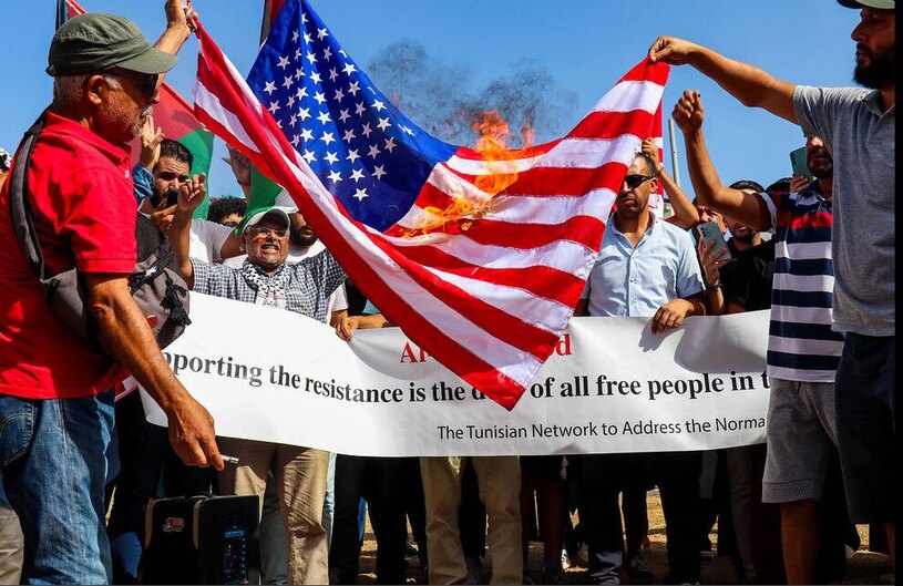 دیدنی های امروز؛ چرخش افکار عمومی جهانی بر ضد آمریکا و اسراییل آتش زدن پرچم آمریکا در مقابل سفارت آمریکا در تونس