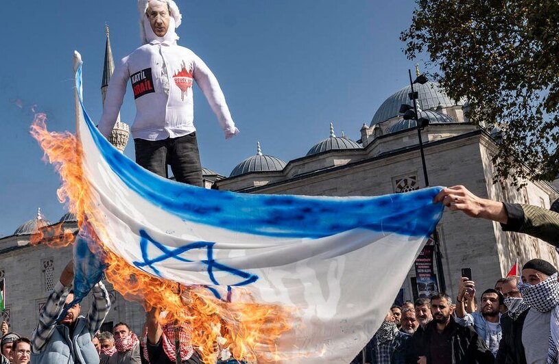آتش زدن پرچم اسراییل در جریان تظاهراتی ضداسراییلی