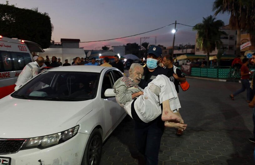 دیدنی های امروز؛ از ورود محدود کمک های بشردوستانه به غزه تا تظاهرات جهانی در حمایت از فلسطین انتقال یک پیرمرد مجروح از حملات هوایی اسراییل