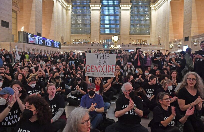دیدنی های امروز؛ حمایت جهانی از فلسطین همزمان با تشدید کشتار اسراییل در غزه تحصن گروه "یهودیان برای صلح" در ایستگاه قطار مرکزی شهر نیویورک