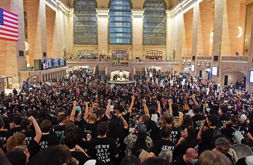 دیدنی های امروز؛ حمایت جهانی از فلسطین همزمان با تشدید کشتار اسراییل در غزه تحصن گروه "یهودیان برای صلح" در ایستگاه قطار مرکزی شهر نیویورک