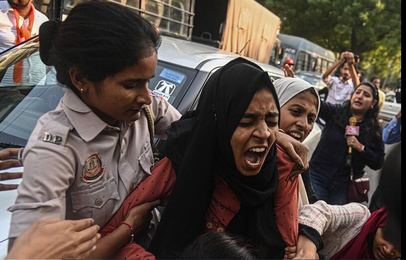 دیدنی های امروز؛ حمایت جهانی از فلسطین همزمان با تشدید کشتار اسراییل در غزه مداخله پلیس شهر دهلی هند