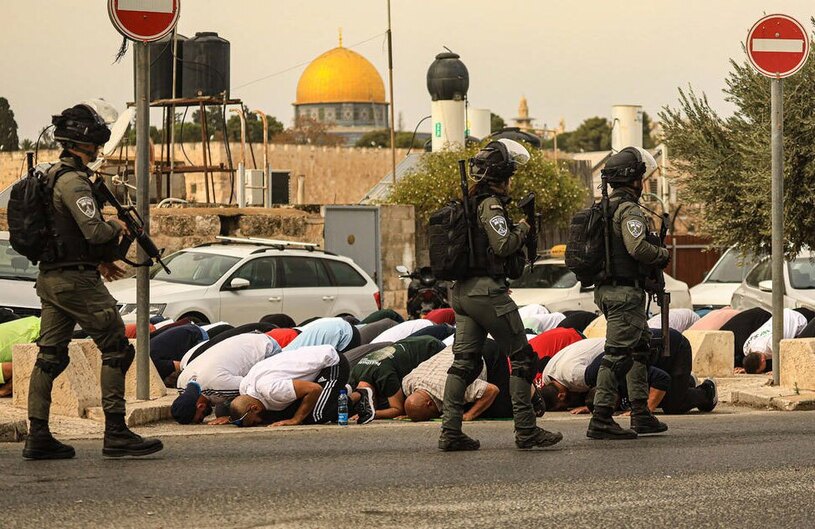 دیدنی های امروز؛ حمایت جهانی از فلسطین همزمان با تشدید کشتار اسراییل در غزه مردان فلسطینی که از سوی نیروهای امنیتی اسراییل