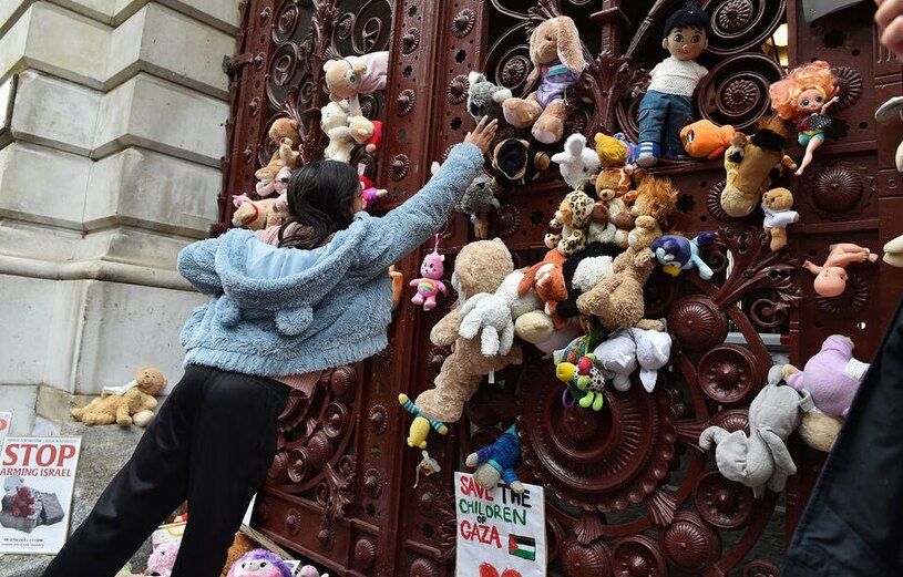 دیدنی های امروز؛ حمایت جهانی از فلسطین همزمان با تشدید کشتار اسراییل در غزه الصاق دهها عروسک به ورودی وزارت خارجه انگلیس در لندن