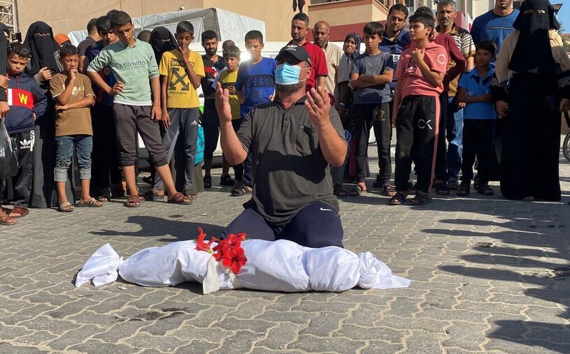 دیدنی های امروز؛ از صدسالگی جمهوری ترکیه تا تظاهرات علیه نسل کشی اسراییل در غزه پدر فلسطینی در کنار پیکر فرزند خردسالش