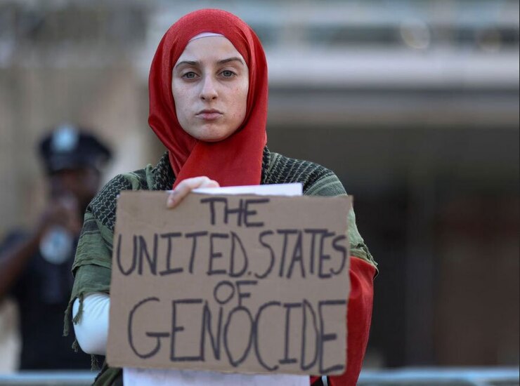 دیدنی های امروز؛ از صدسالگی جمهوری ترکیه تا تظاهرات علیه نسل کشی اسراییل در غزه "ایالات متحده نسل کشی" نوشته روی پلاکارد یکی از شرکت کنندگان