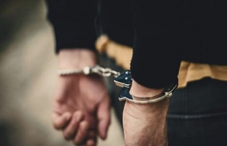 بازداشت ۸ نفر از کارمندان گمرک به اتهام دریافت رشوه بازداشت کارمندان گمرک دریافت رشوه