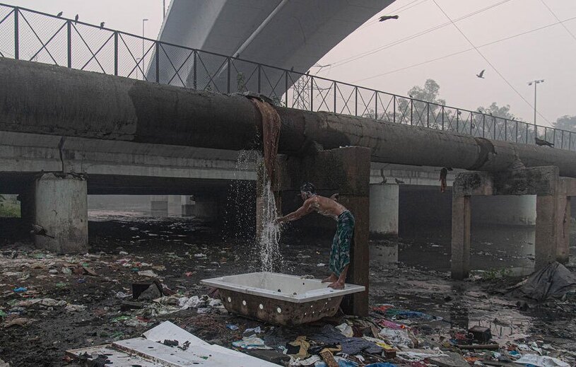 حمام کردن در زیر یک لوله نشتی