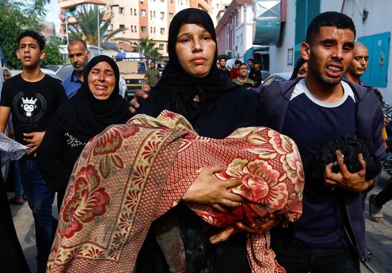 دیدنی های امروز؛ از کنفرانس جهانی اینترنت تا یادبود کودکان غزه حمل پیکر یک کودک قربانی حملات اسراییل