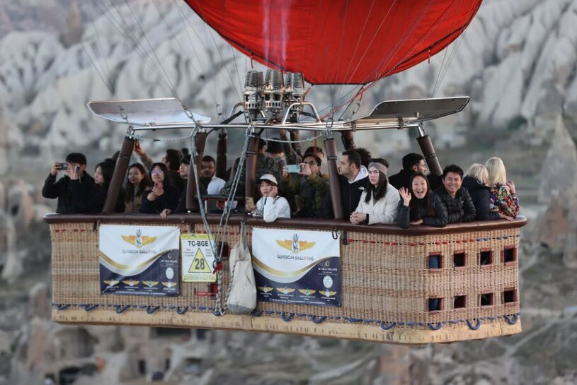 دیدنی های امروز؛ از کنفرانس جهانی اینترنت تا یادبود کودکان غزه گردشگران سوار بر یک بالن در شهر گردشگری