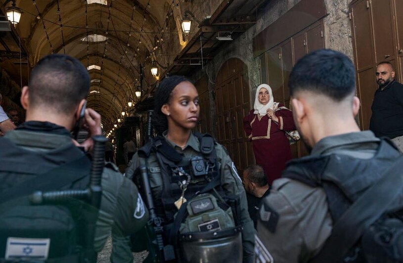 نیروهای اسراییلی در ورودی مسجد الاقصی 