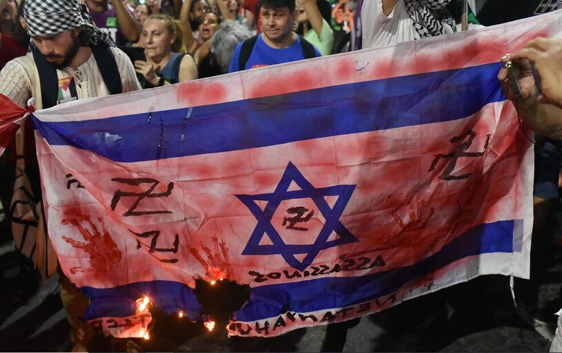 آتش زدن پرچم اسراییل در تظاهرات حامیان فلسطین