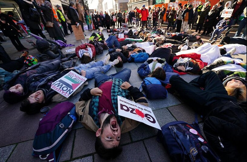 دیدنی های امروز؛ بزرگ ترین تظاهرات حامیان فلسطین در لندن تظاهرات همبستگی با مردم غزه در شهر گلاسکو