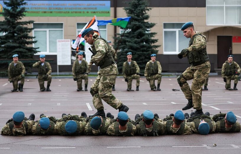 دیدنی های امروز؛ از تمرینات یک مدرسه نظامی در روسیه تا وضع فاجعه بار بیمارستان غزه تمرینات یک مدرسه نظامی در روسیه