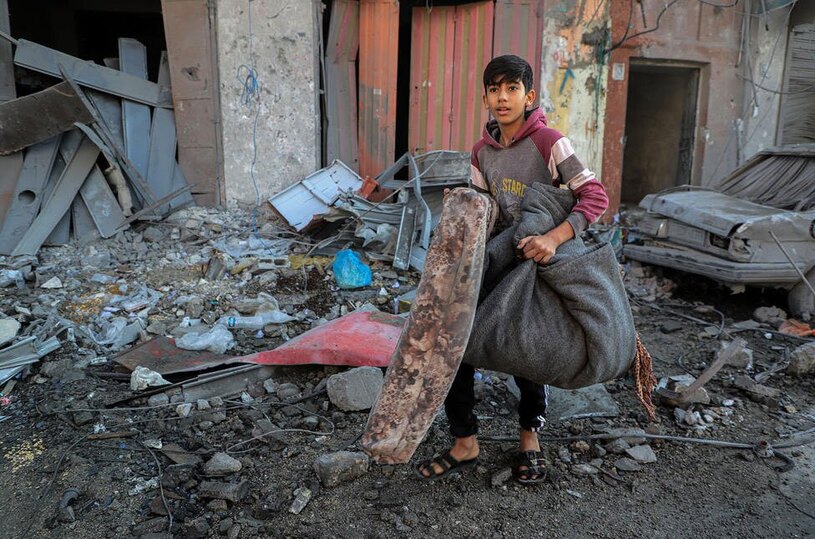 جمع کردن وسایل قابل استفاده از خانه ای بمباران شده 