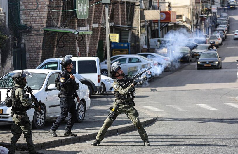 نیروهای اسراییلی در حال پرتاب گاز اشک آور 