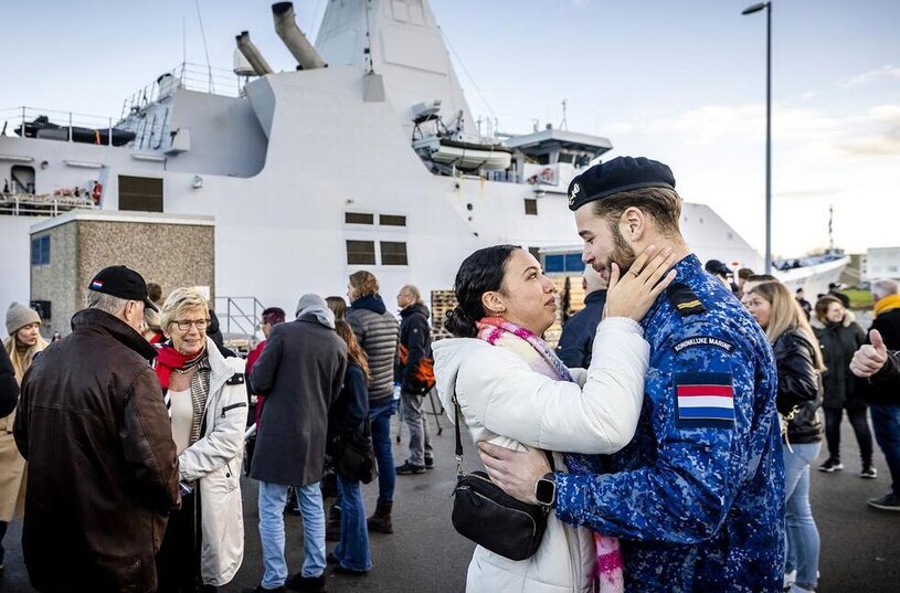 خانواده های هلندی در حال بدرقه نیروهای نظامی هلندی