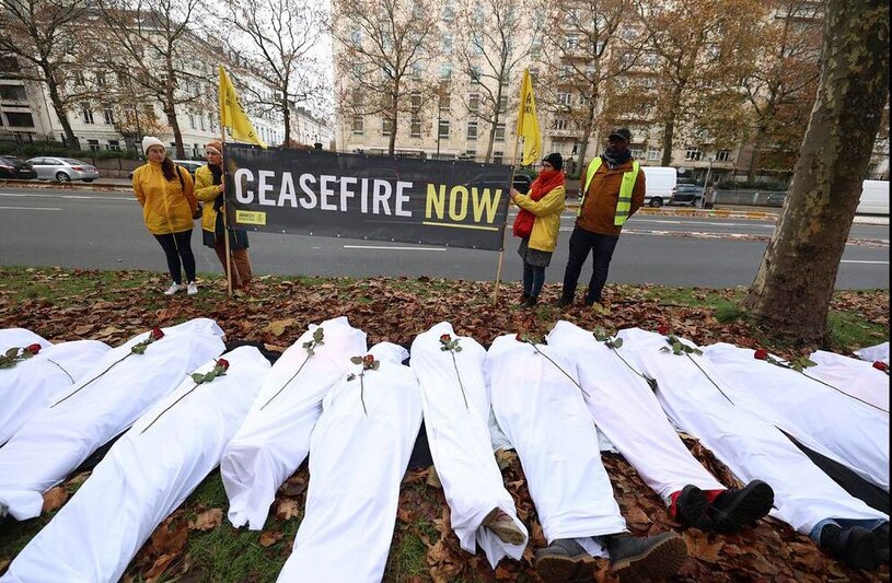 فعالان صلح گروه عفو بین الملل در اعتراضی نمادین به تداوم جنگ غزه