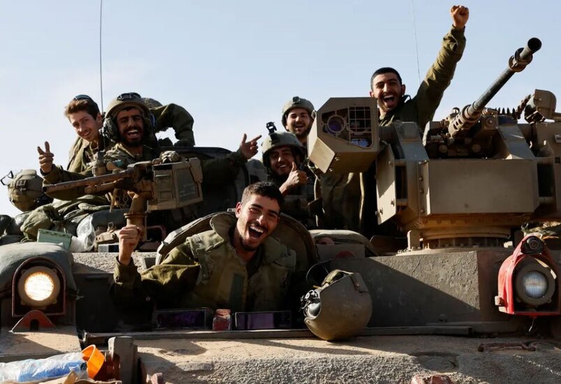 شادمانی سربازان اسراییلی هنگام عقب نشینی از نوار غزه 