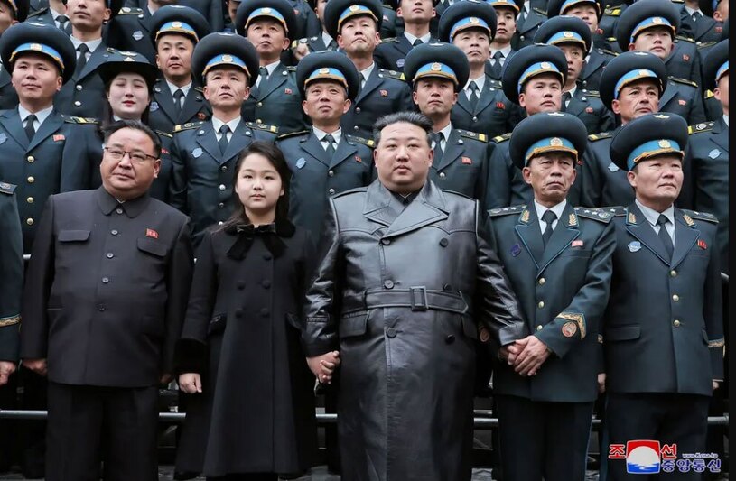 عکس یادگاری رهبر کره شمالی و دخترش با دانشمندان