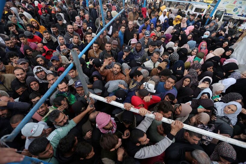 ازدحام شدید فلسطینی ها در مقر "آنروا"