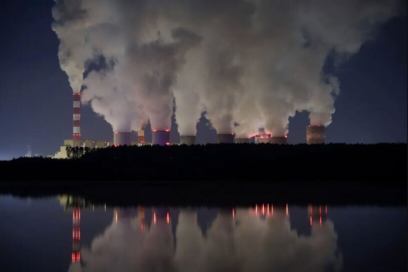 دود و بخار ناشی از فعالیت نیروگاه برق "بلچاتو" لهستان