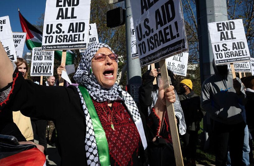 معترضان حامی فلسطین در مقابل کلیسای محل برگزاری مراسم تشییع "روزالین کارتر" 